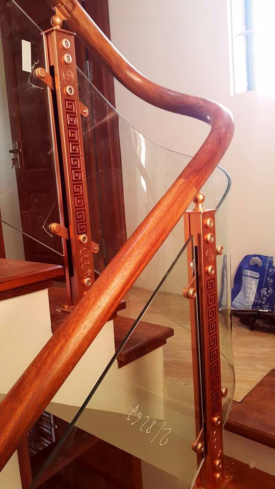 Cầu thang kính ốp gỗ sang trọng